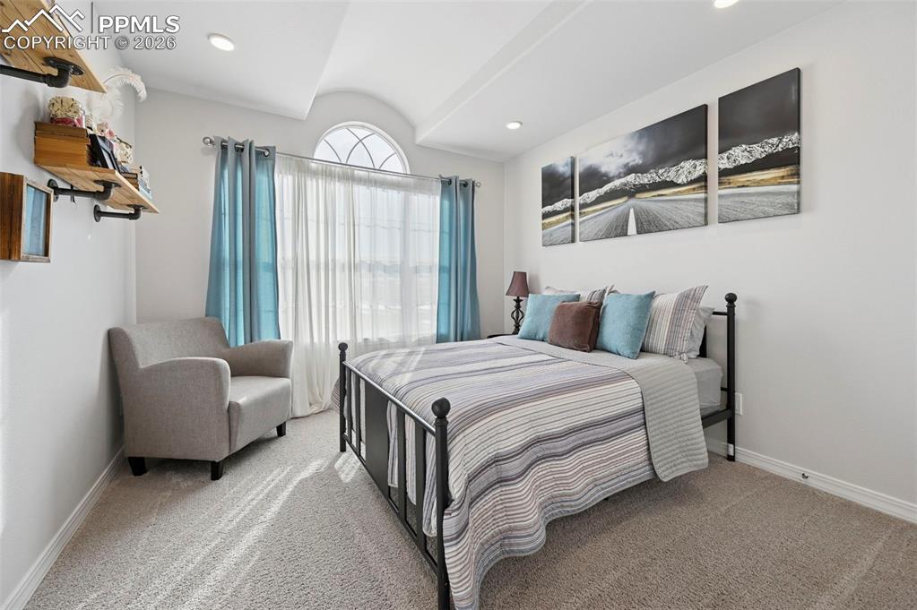 Image 34 of 50: Bedroom