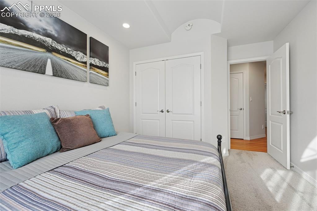 Image 35 of 50: Bedroom