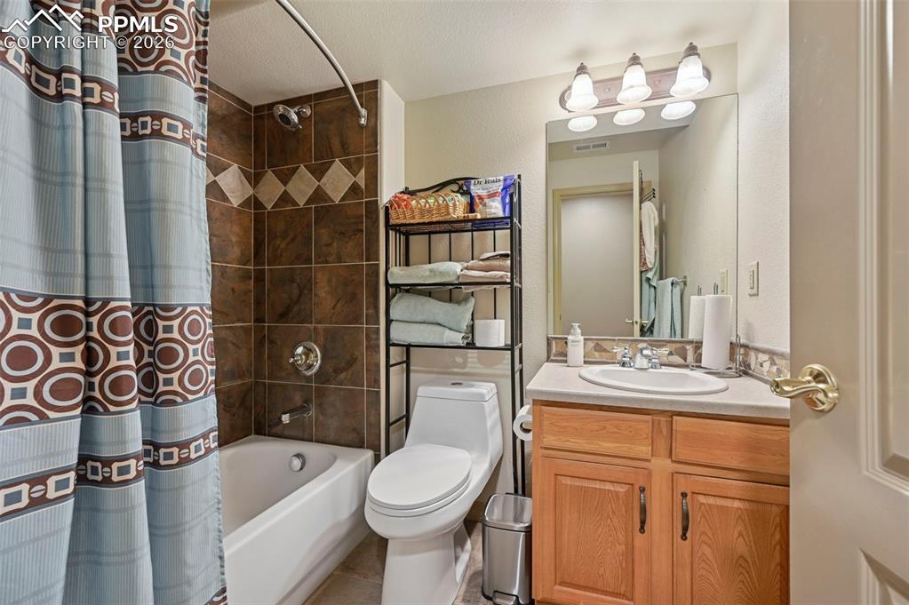 Image 45 of 50: Bathroom