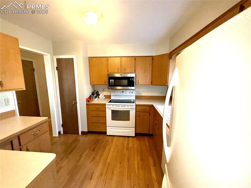 Image 16 of 41: Kitchen