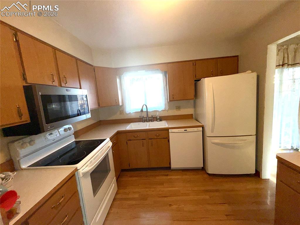 Image 17 of 41: Kitchen