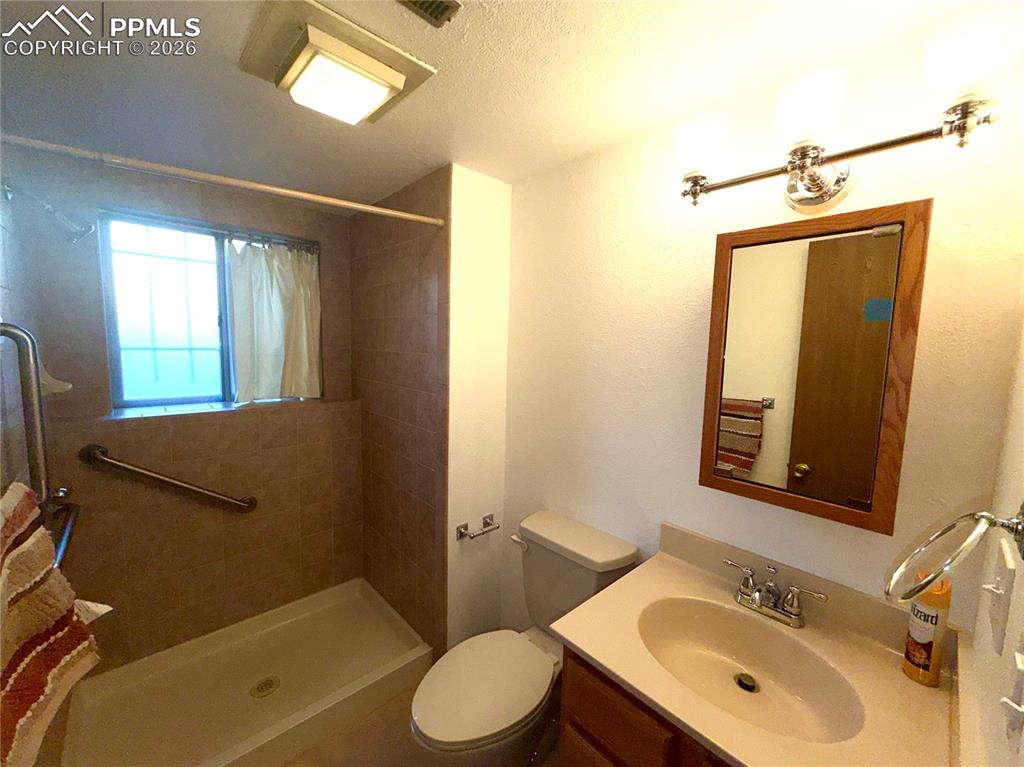 Image 21 of 41: Bathroom