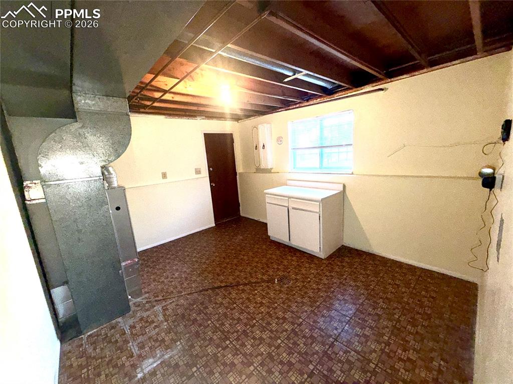 Image 31 of 41: Laundry & Utility Room