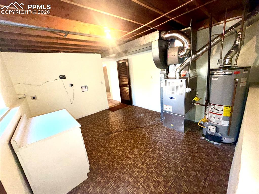 Image 32 of 41: Laundry & Utility Room