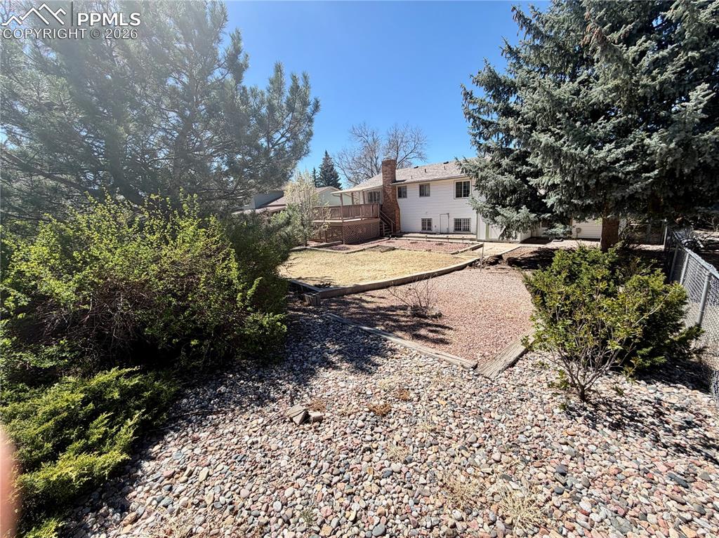 Image 33 of 41: Yard