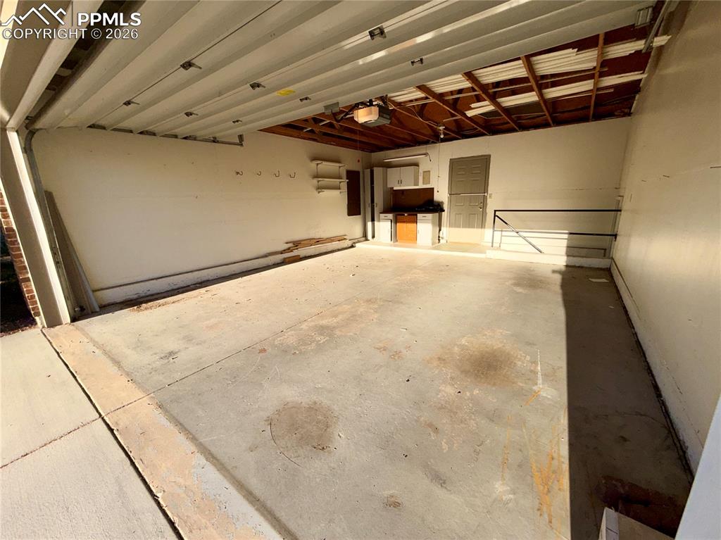 Image 40 of 41: Garage