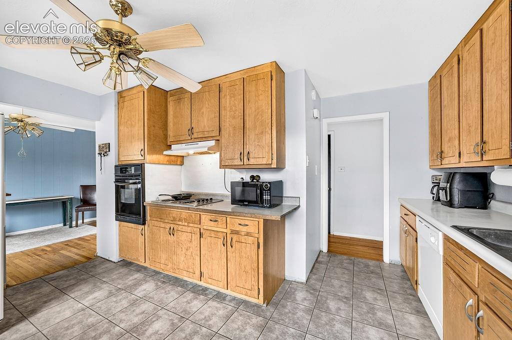 Image 15 of 49: Kitchen