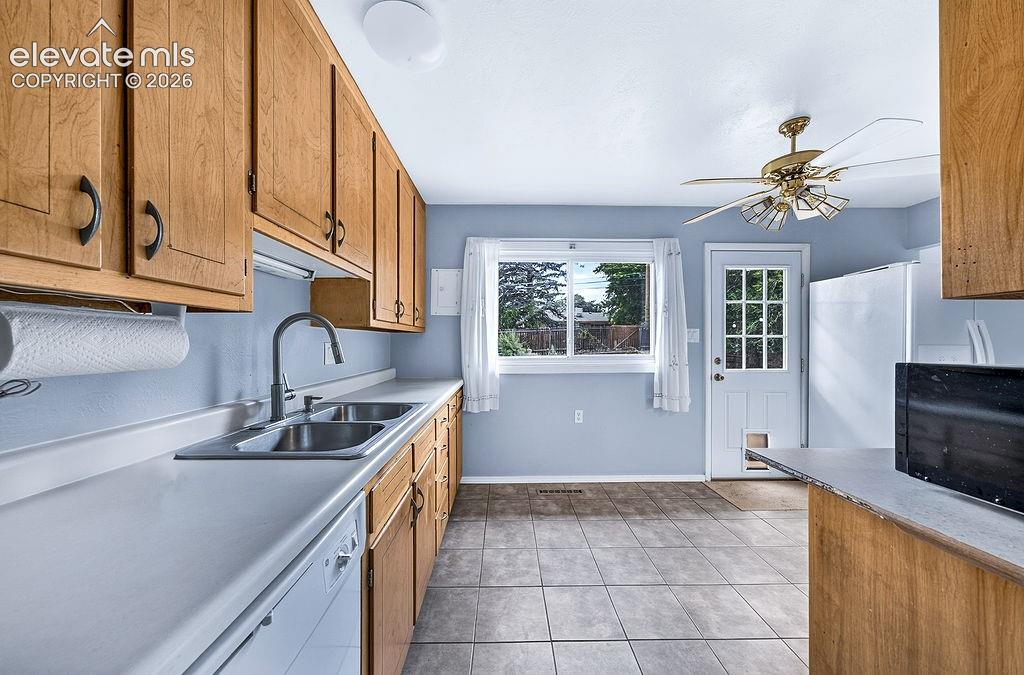 Image 16 of 49: Kitchen