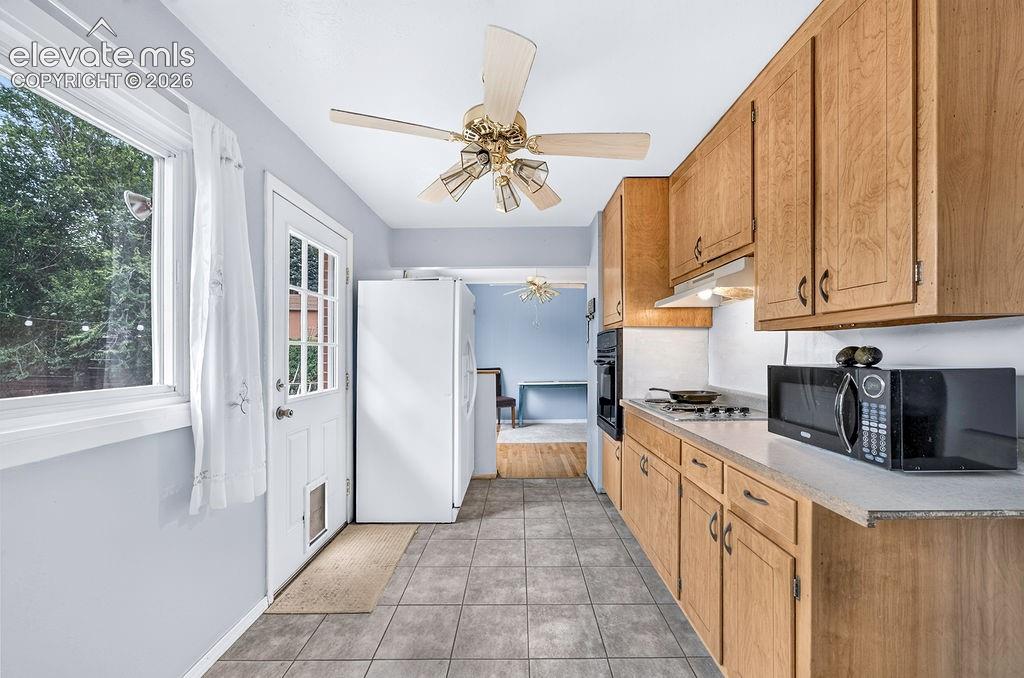 Image 17 of 49: Kitchen