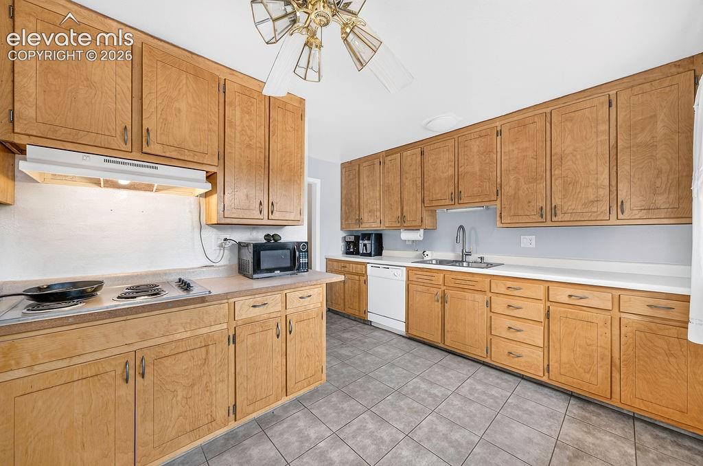 Image 18 of 49: Kitchen
