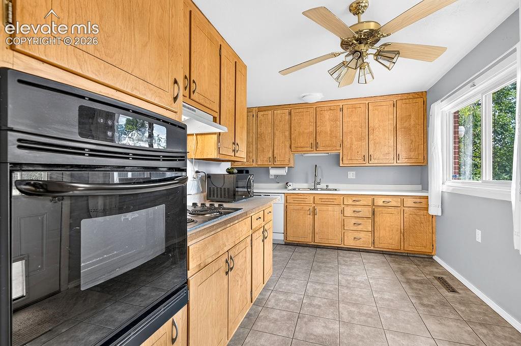 Image 19 of 49: Kitchen