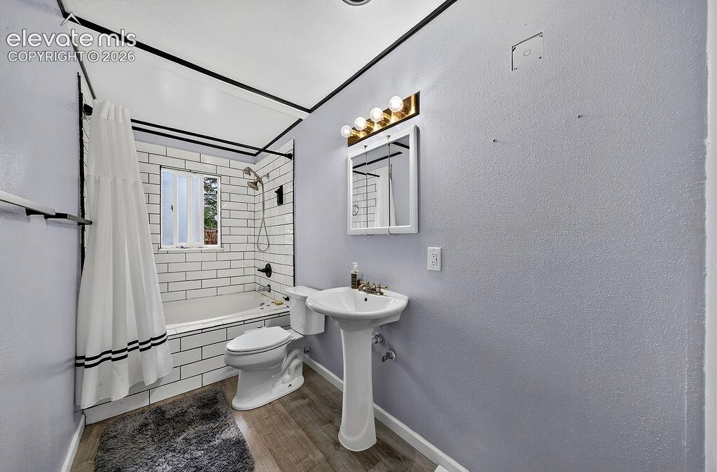 Image 22 of 49: Bathroom