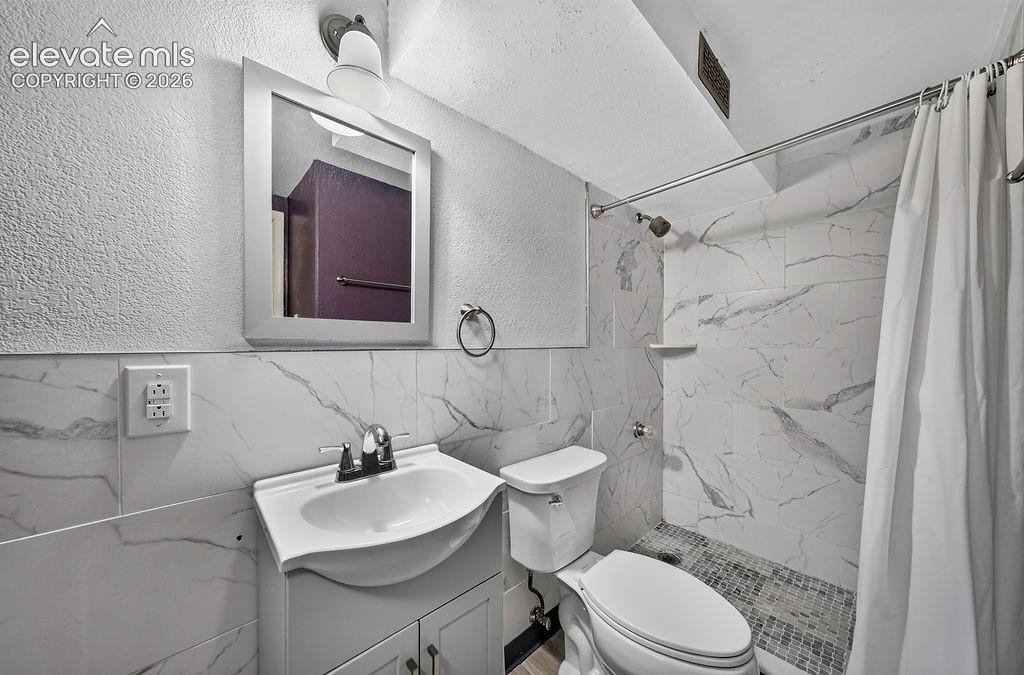 Image 36 of 49: Bathroom