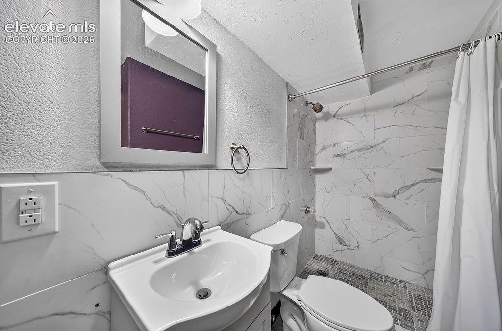 Image 39 of 49: Bathroom