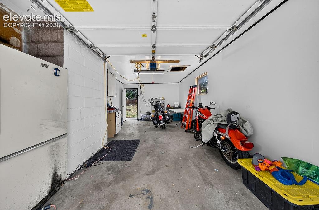 Image 44 of 49: Garage