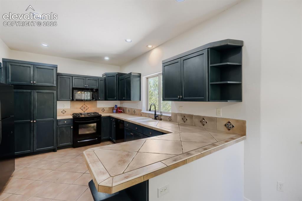 Image 14 of 50: Kitchen