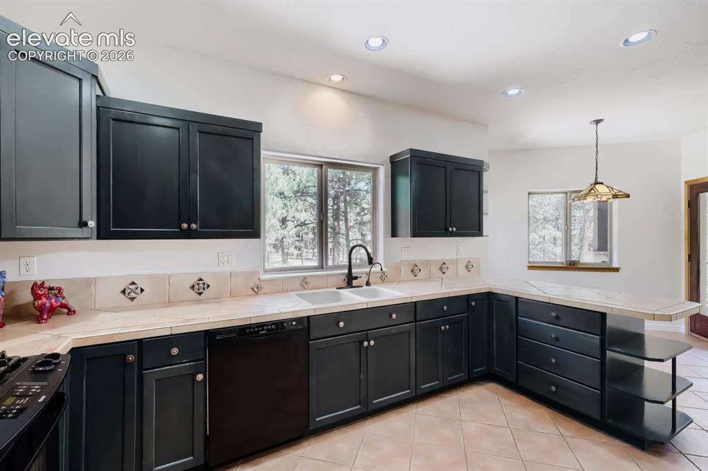Image 15 of 50: Kitchen