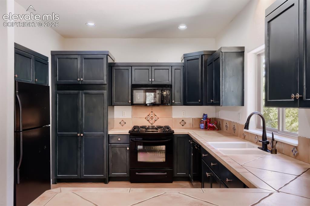 Image 18 of 50: Kitchen