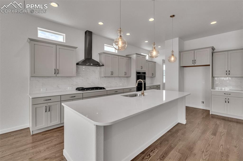 Image 10 of 13: Kitchen