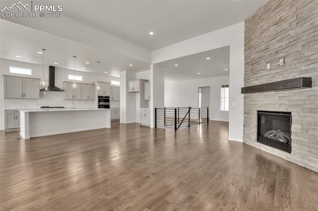 Image 11 of 13: Living Room