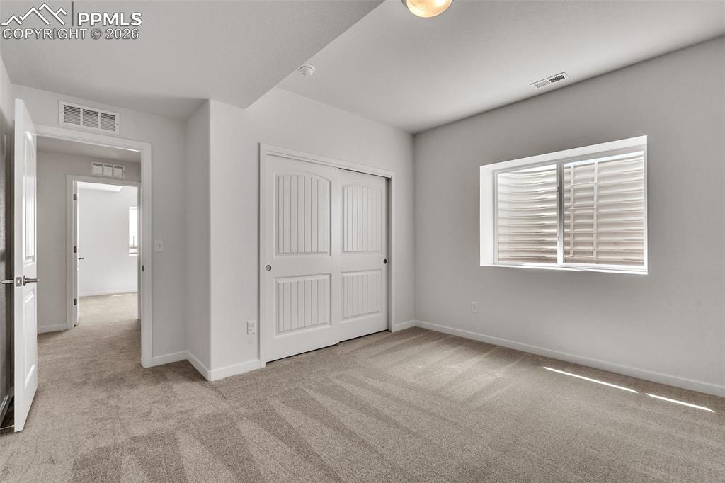 Image 19 of 23: Bedroom