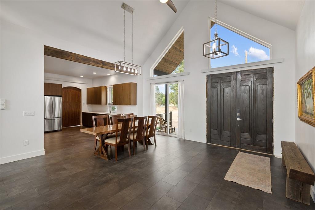 Image 11 of 50: Dining Area