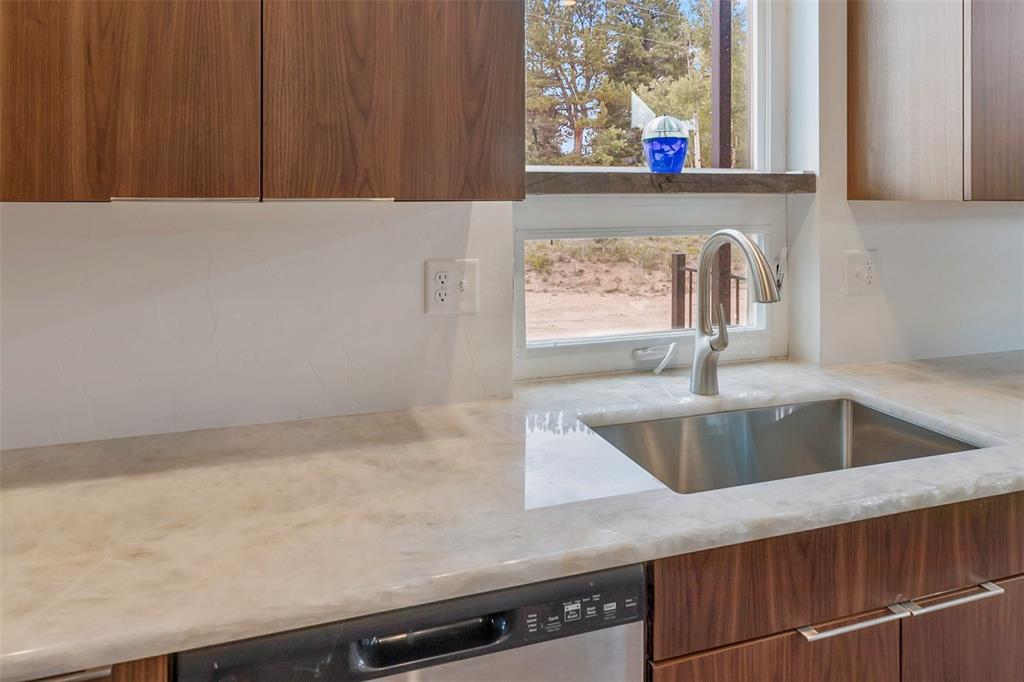 Image 15 of 50: Kitchen with gorgeous quartz counter tops