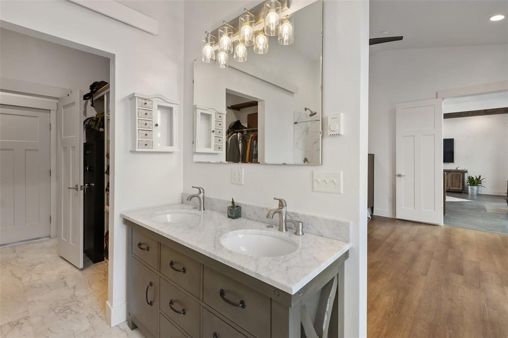 Image 20 of 50: Bathroom