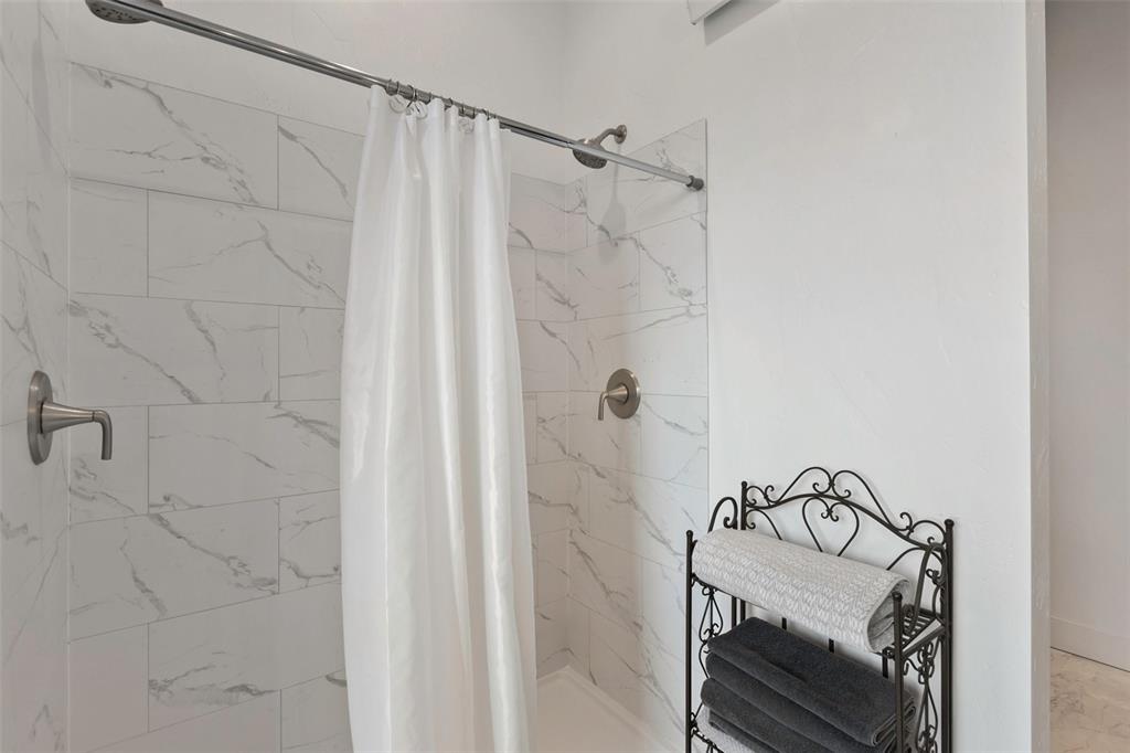 Image 21 of 50: Bathroom