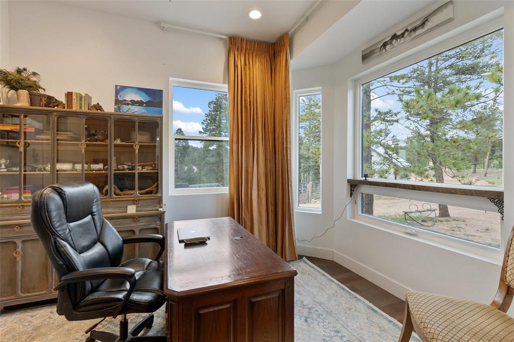 Image 22 of 50: Office