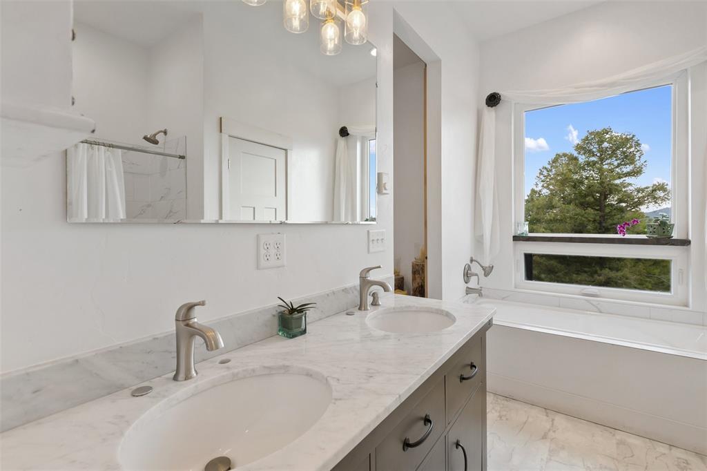 Image 24 of 50: Bathroom