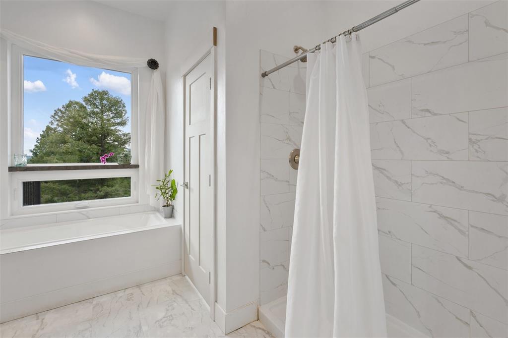 Image 25 of 50: Bathroom