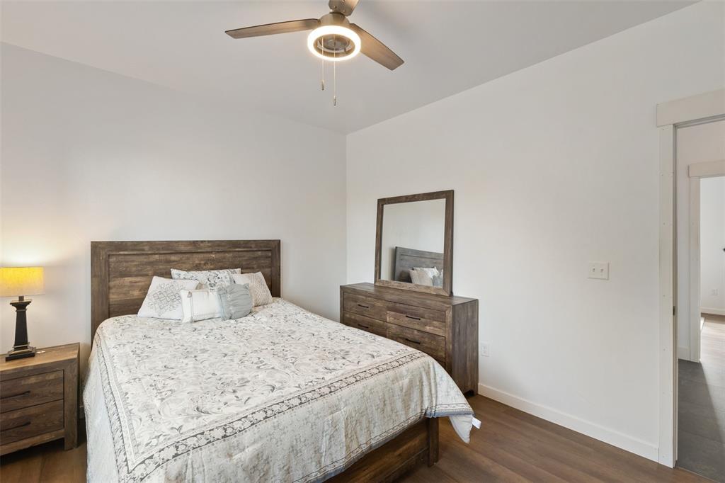 Image 31 of 50: Bedroom