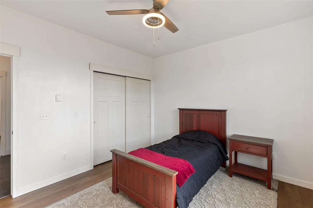 Image 33 of 50: Bedroom