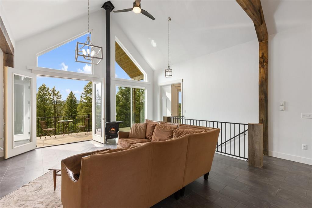 Image 7 of 50: Living Room