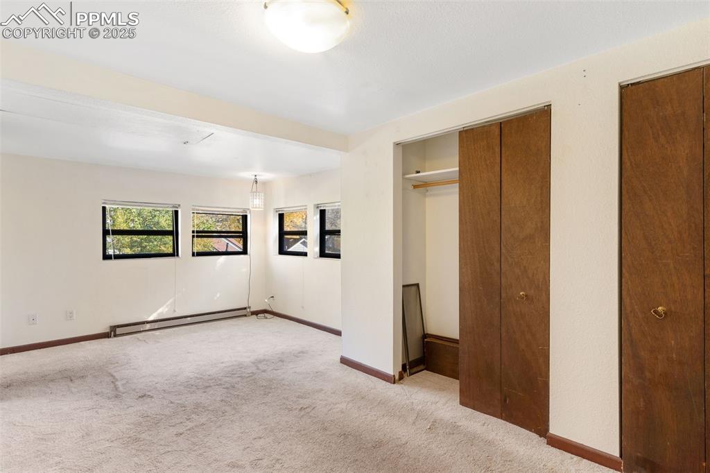 Image 18 of 27: Bedroom