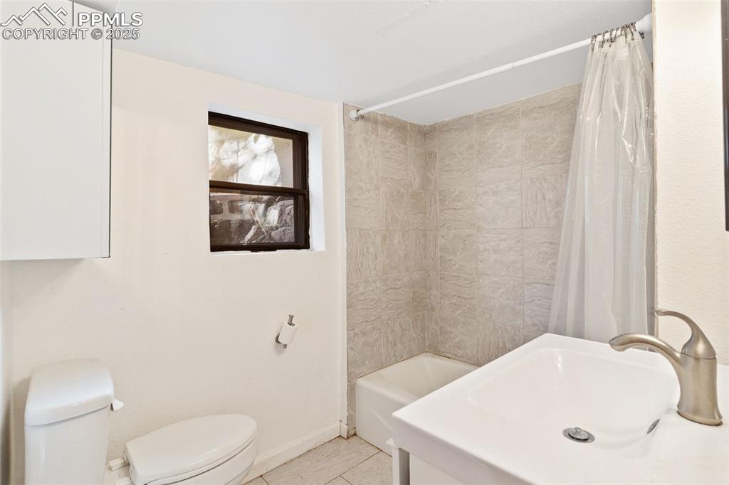 Image 21 of 27: Bathroom