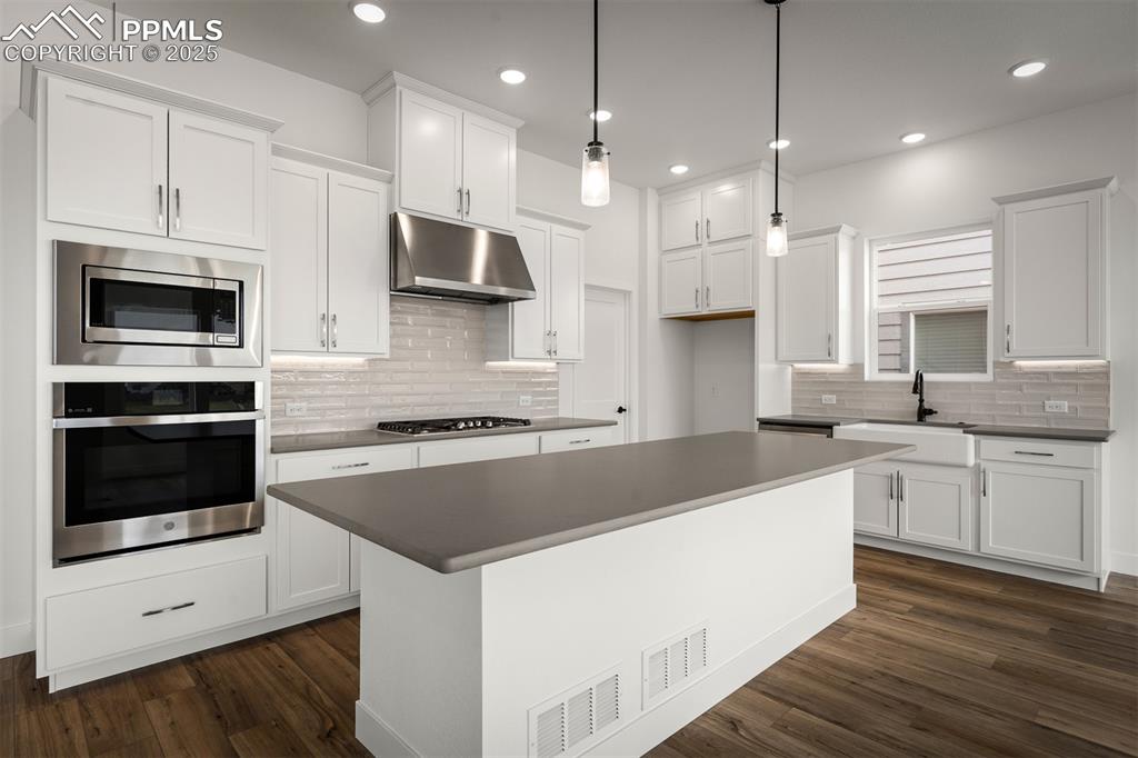 Image 10 of 39: Kitchen