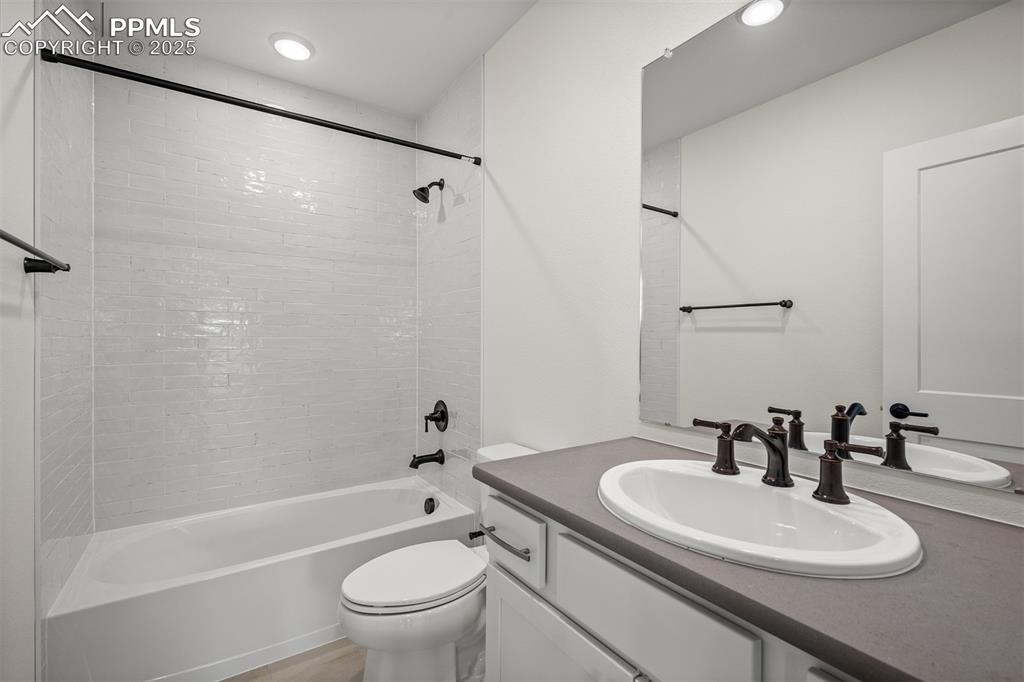 Image 36 of 39: Bathroom