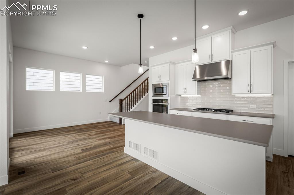 Image 9 of 39: Kitchen