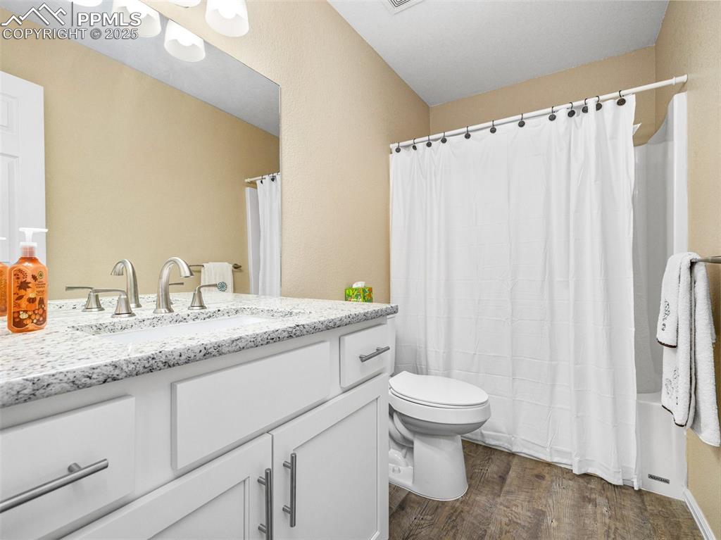 Image 27 of 37: Bathroom