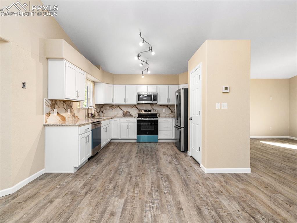 Image 7 of 37: Kitchen