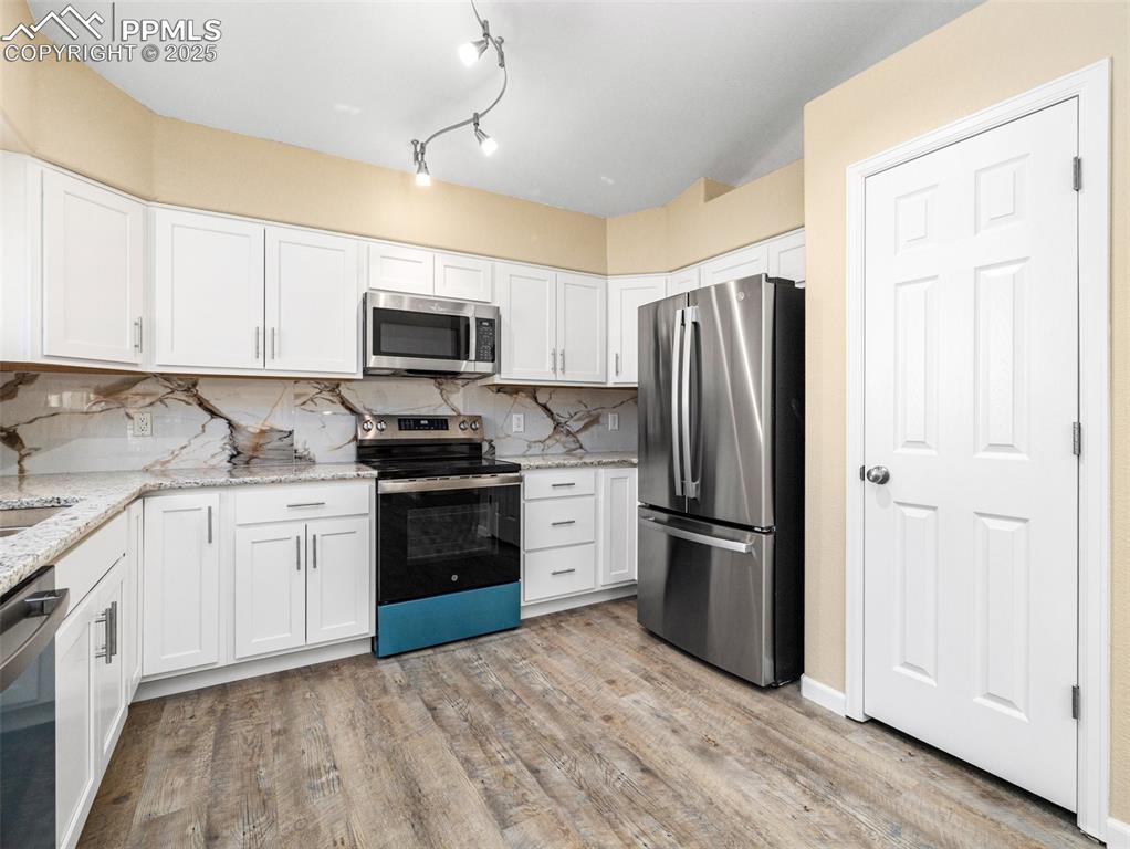 Image 8 of 37: Kitchen