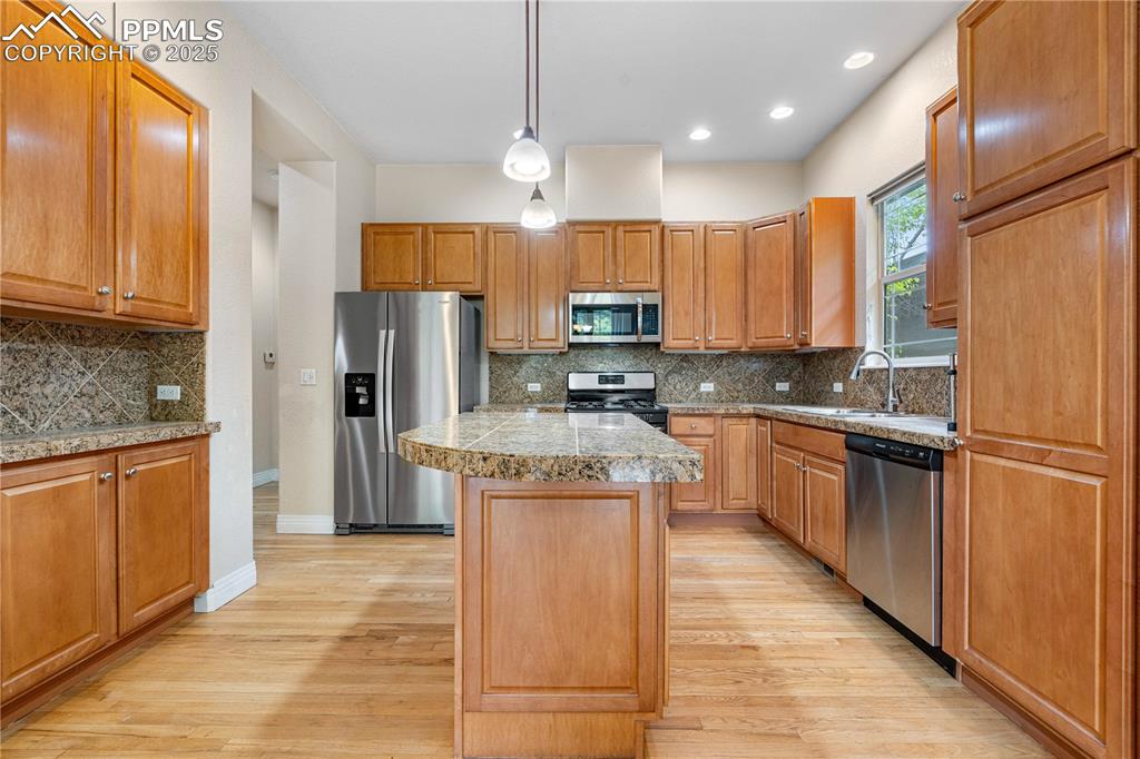Image 16 of 47: Kitchen