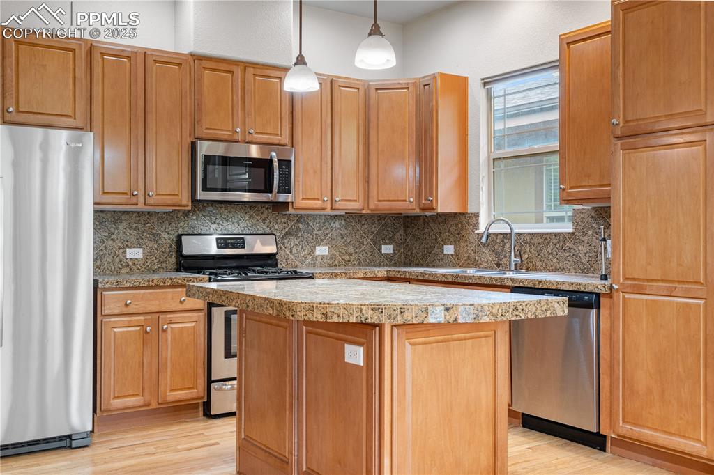 Image 17 of 47: Stainless steel appliances
