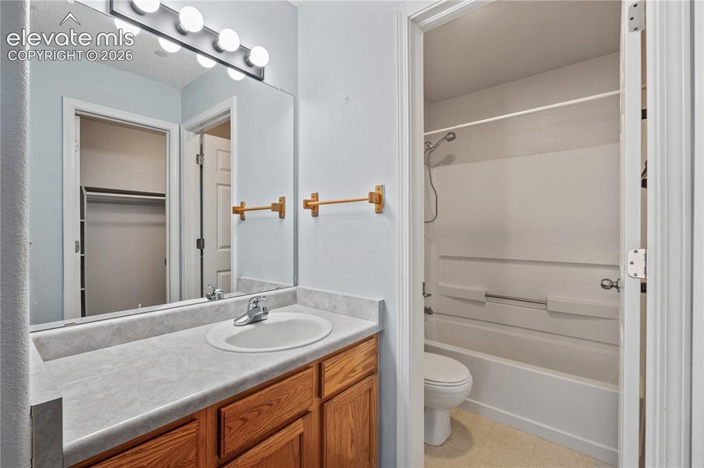 Image 11 of 15: Bathroom