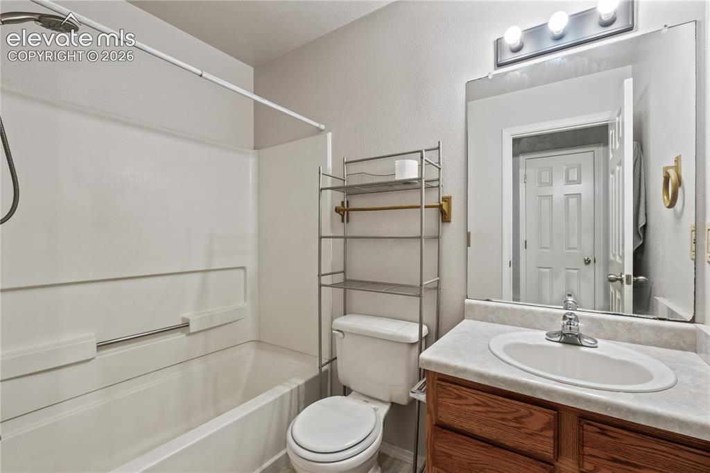 Image 13 of 15: Bathroom