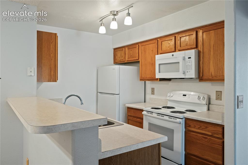 Image 5 of 15: Kitchen