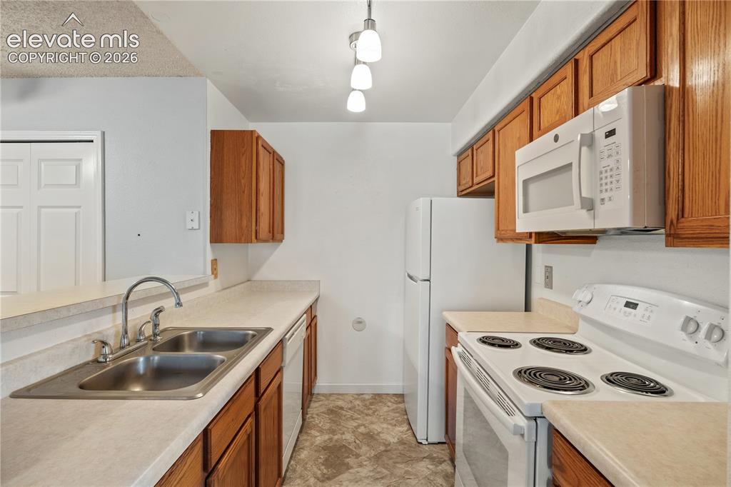 Image 6 of 15: Kitchen