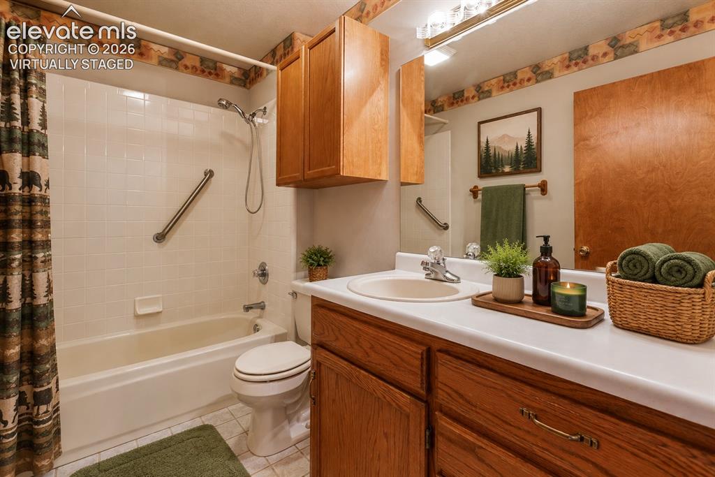 Image 18 of 38: Huge Pantry!!